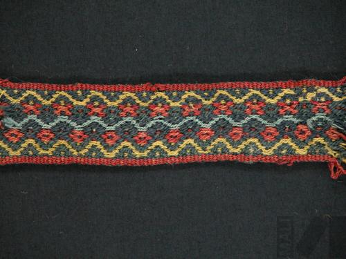 Fragmento de cinta con diseños geométricos