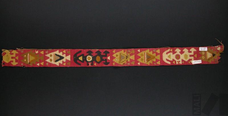 Fragmento de banda polícroma con diseños zoomorfos con tocados y peces