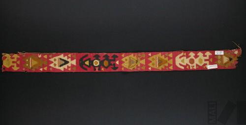 Fragmento de banda polícroma con diseños zoomorfos con tocados y peces