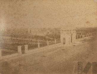 Parque de la Exposición, puerta frente a la Penitenciaría. Álbum Exposición de Lima