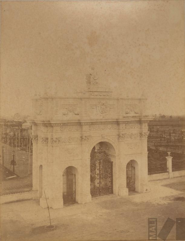 Parque de la Exposición, puerta de la alameda frente a la Penitenciaría. Álbum Exposición de Lima