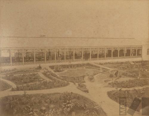 Salón de máquinas y dirección en el Parque de la Exposición. Álbum Exposición de Lima.