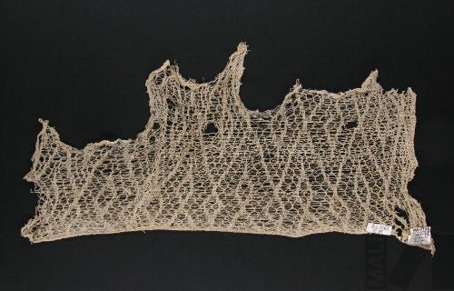 Fragmento de paño con diseño romboidal