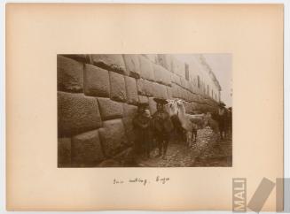 Calle del Cuzco / Grupo en Sacsayhuamán, Cuzco