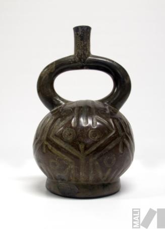 Botella con diseños en relieve de
cabezas zoomorfas estilizadas