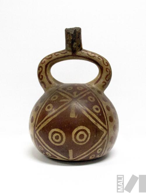 Botella con diseños de cabezas
estilizadas de serpientes