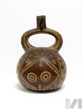 Botella con diseños de cabezas
estilizadas de serpientes