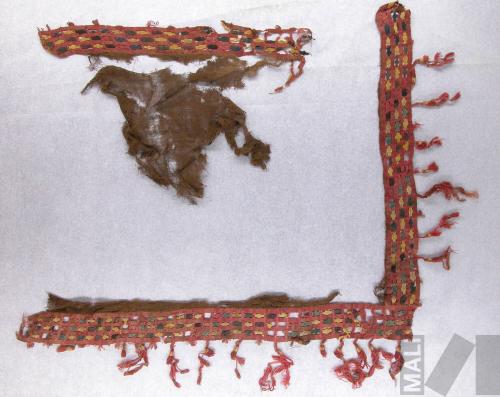 Fragmentos de paño con diseños cruciformes