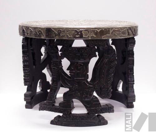 Mesa en estilo neoincaico