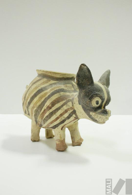 Vasija en forma de cánido hembra