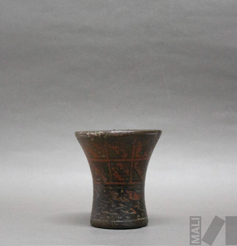 Quero de madera con representación de personajes y flores de k'antu