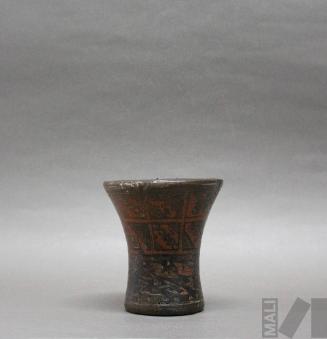 Quero de madera con representación de personajes y flores de k'antu