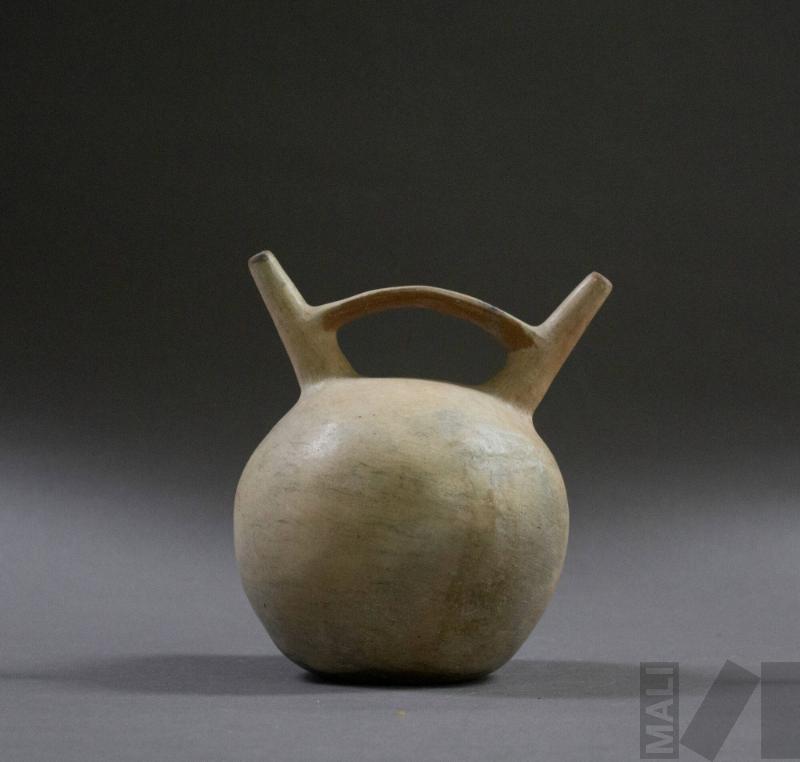 Botella doble pico y asa puente con bordes, parte inferior del asa y base pintado de marrón rojizo