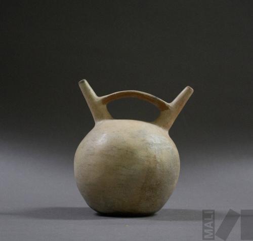 Botella doble pico y asa puente con bordes, parte inferior del asa y base pintado de marrón rojizo