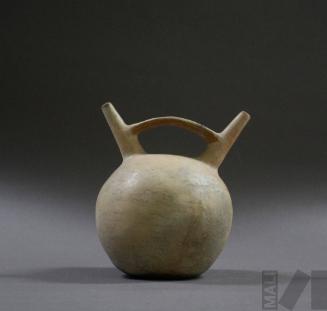 Botella doble pico y asa puente con bordes, parte inferior del asa y base pintado de marrón rojizo