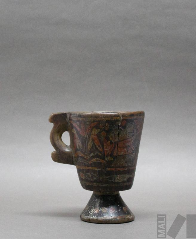 Taza de madera con asa lateral y base pedestal con representación de personajes y flores de k'antu