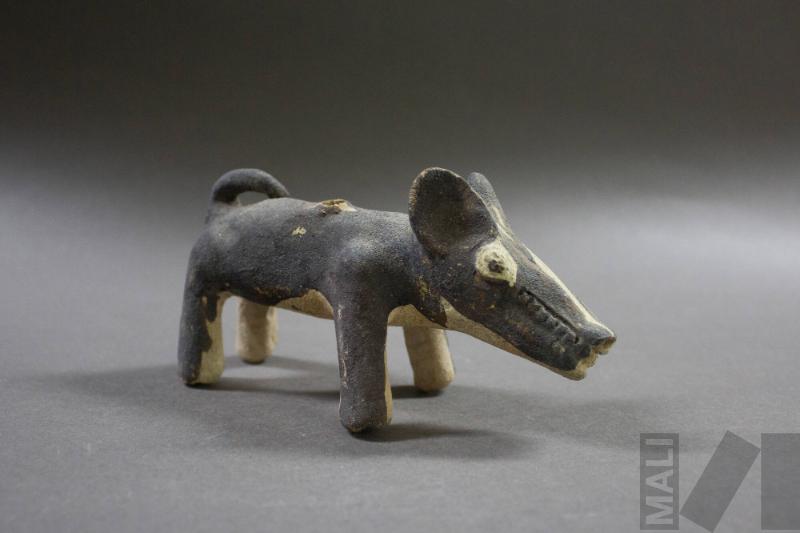 Conopa en forma de cánido