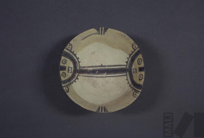 Plato con base anular y representación de personajes antropomorfos en el interior