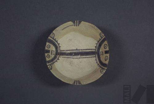 Plato con base anular y representación de personajes antropomorfos en el interior