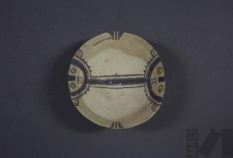 Plato con base anular y representación de personajes antropomorfos en el interior