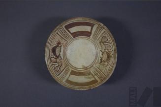 Plato con base anular y diseños zoomorfos en el interior