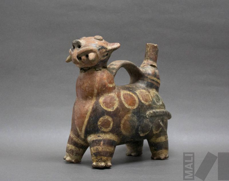 Vasija en forma de felino