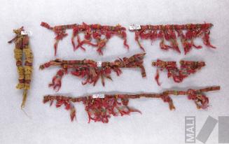 Fragmentos de cintas con diseños geométricos