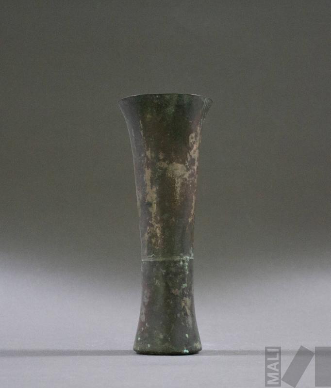 Vaso sonajero de metal