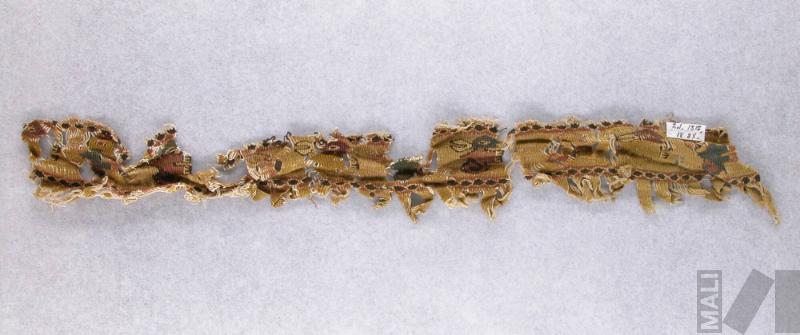 Fragmento de paño con flecos