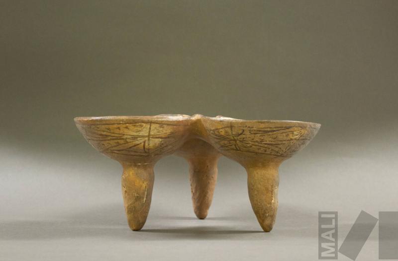 Tres platos unidos con base trípode