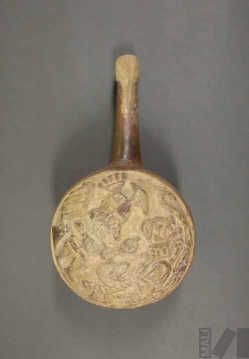 Canchero con mango con representación de sacrificio a cargo de dioses Buho y Felino