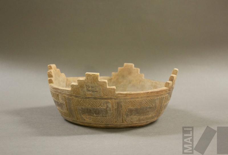 Cuenco con bordes escalonados y motivos geométricos