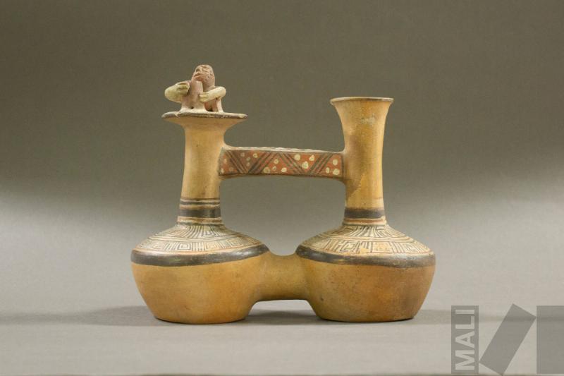 Botella de doble cuerpo con personaje cargando un vaso