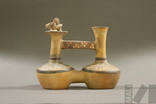 Botella de doble cuerpo con personaje cargando un vaso