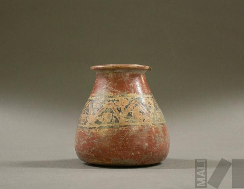 Vasija con decoración geométrica