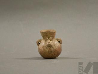 Cántaro miniatura con cabeza zoomorfa