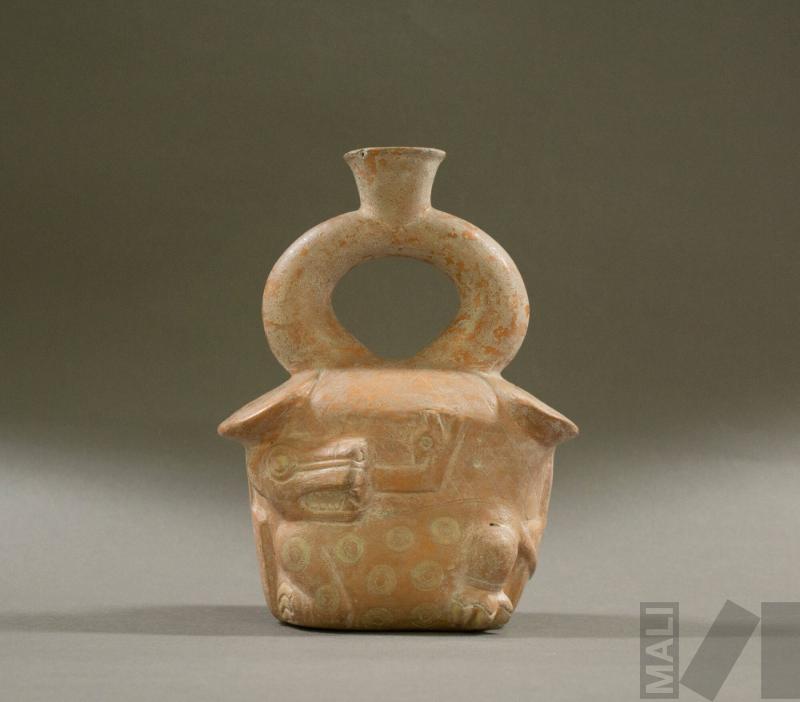 Botella con escena de felino atrapando una serpiente junto a motivo escalonado con voluta