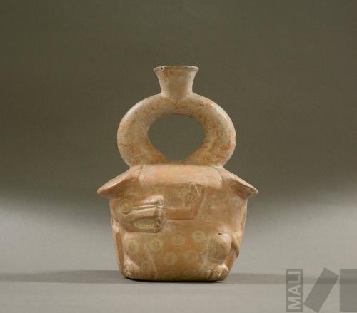 Botella con escena de felino atrapando una serpiente junto a motivo escalonado con voluta