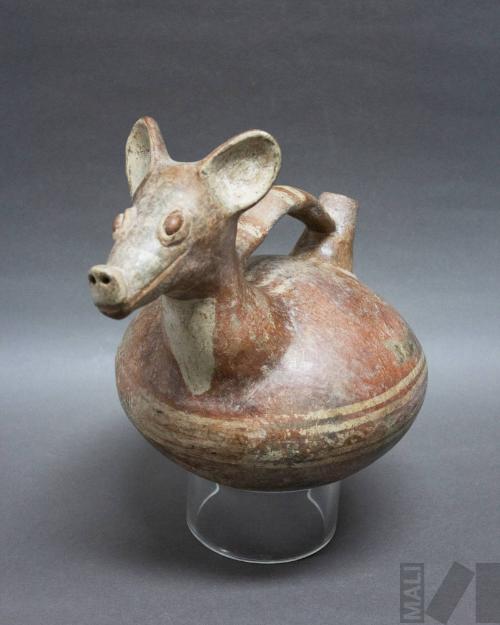 Botella de asa puente con representación escultórica zoomorfa