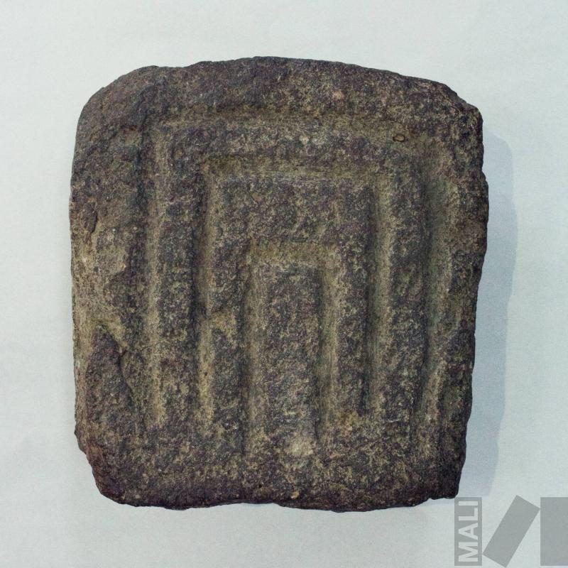 Laja con motivos lineales en forma de arco de tres bandas