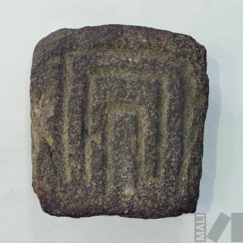 Laja con motivos lineales en forma de arco de tres bandas