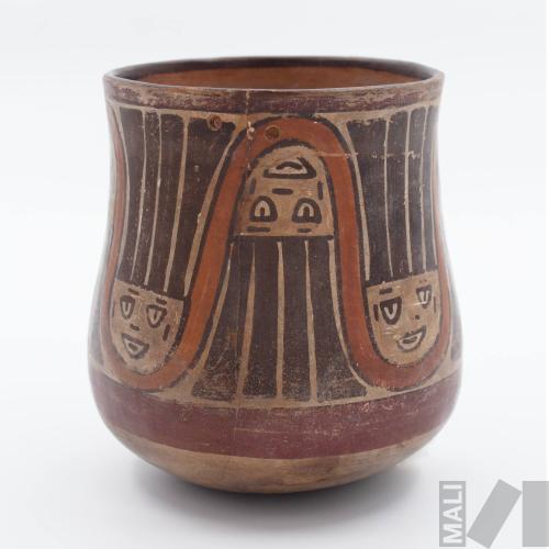 Vaso con motivos de cabezas