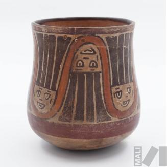 Vaso con motivos de cabezas