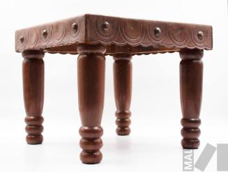 Taburete con el escudo de Lima