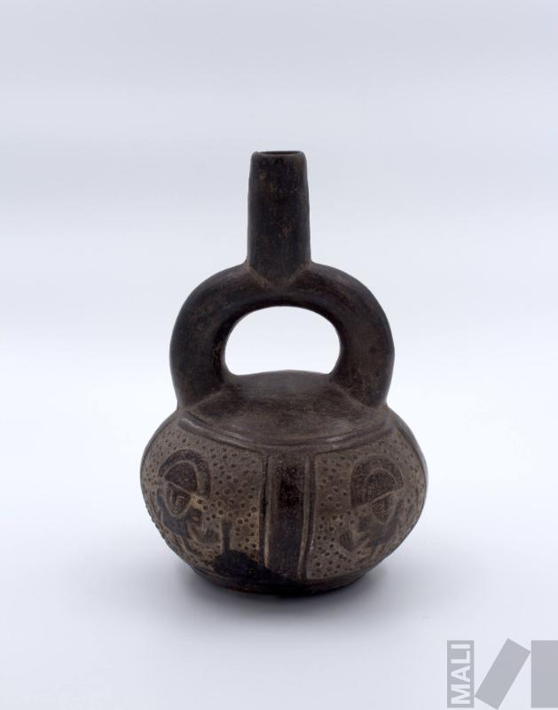 Botella de asa estribo con representación de personajes antropomorfos con báculo.