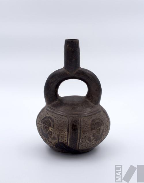 Botella de asa estribo con representación de personajes antropomorfos con báculo.