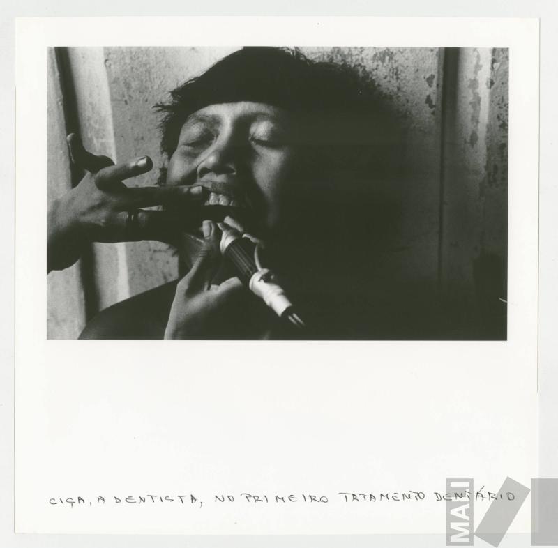 Ciça, a dentista, no primeiro tratamento dentário