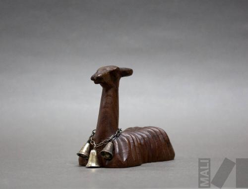 Llama con collar de tres campanas