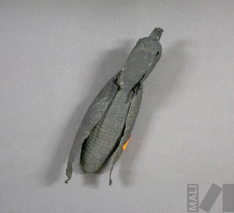 Escultura de maíces de metal