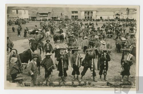 Bailarines de Qhapaq Qolla en plaza San Pablo de Canas